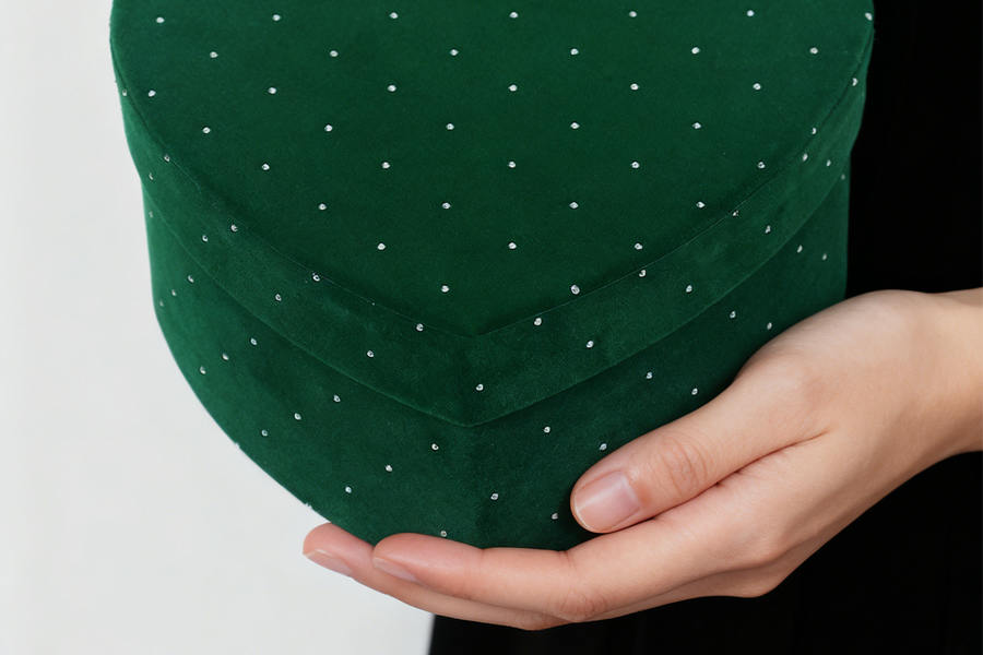 مليئة بأحجار الراين